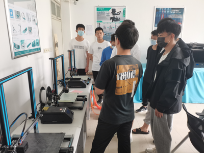 智慧制造學(xué)院舉辦“走進(jìn)開(kāi)放實(shí)訓(xùn)室 感受科技魅力”朋輩式交流活動(dòng)